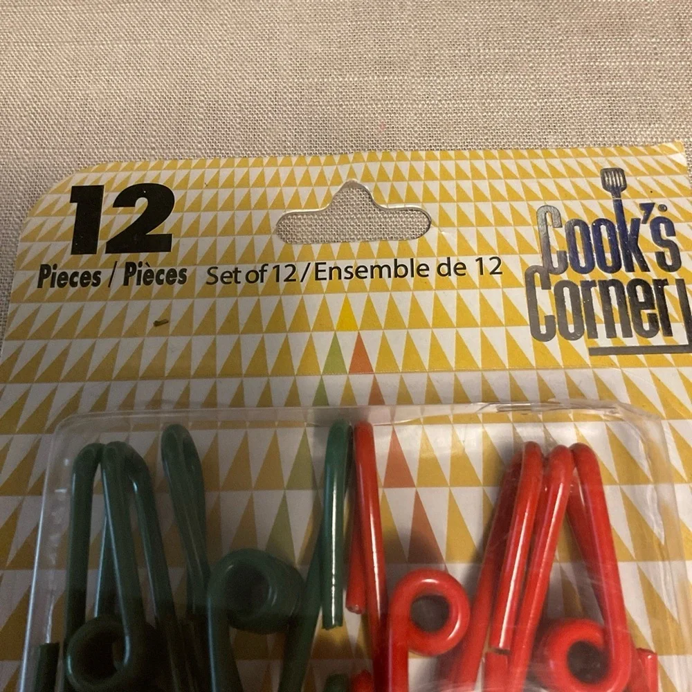 12-Pack Green and Red Decorative Clothespins for Home and Craft Use